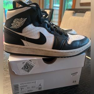 Women’s Air Jordan 1 MID SE